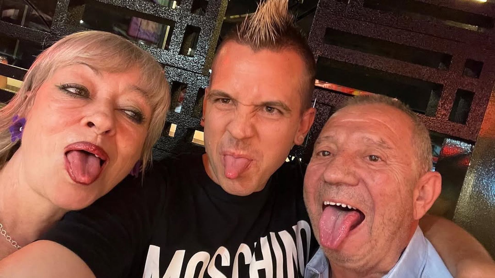 Daviz Muñoz y sus padres, en una imagen de redes sociales