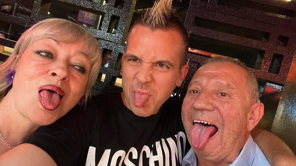 Daviz Muñoz y sus padres, en una imagen de redes sociales