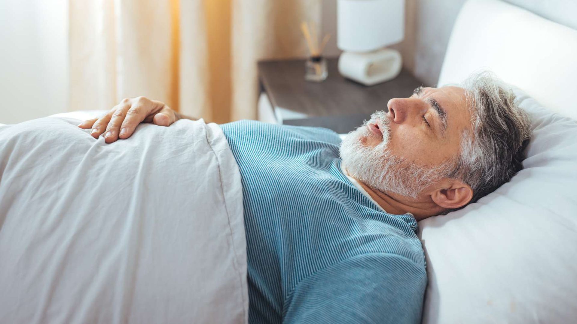 Hombre roncando en pleno sueño