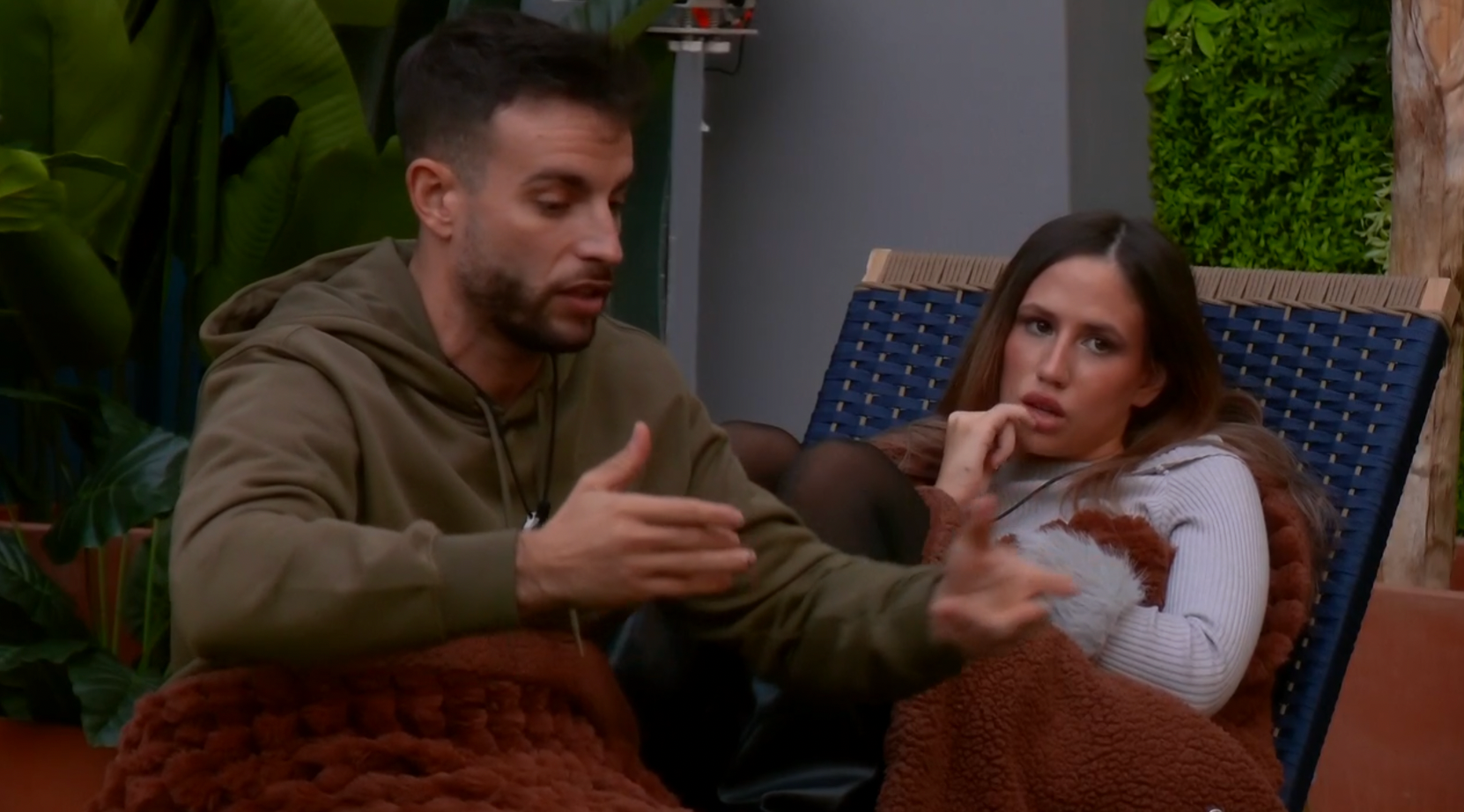 Íñigo hablando sobre Mamadou en el jardín