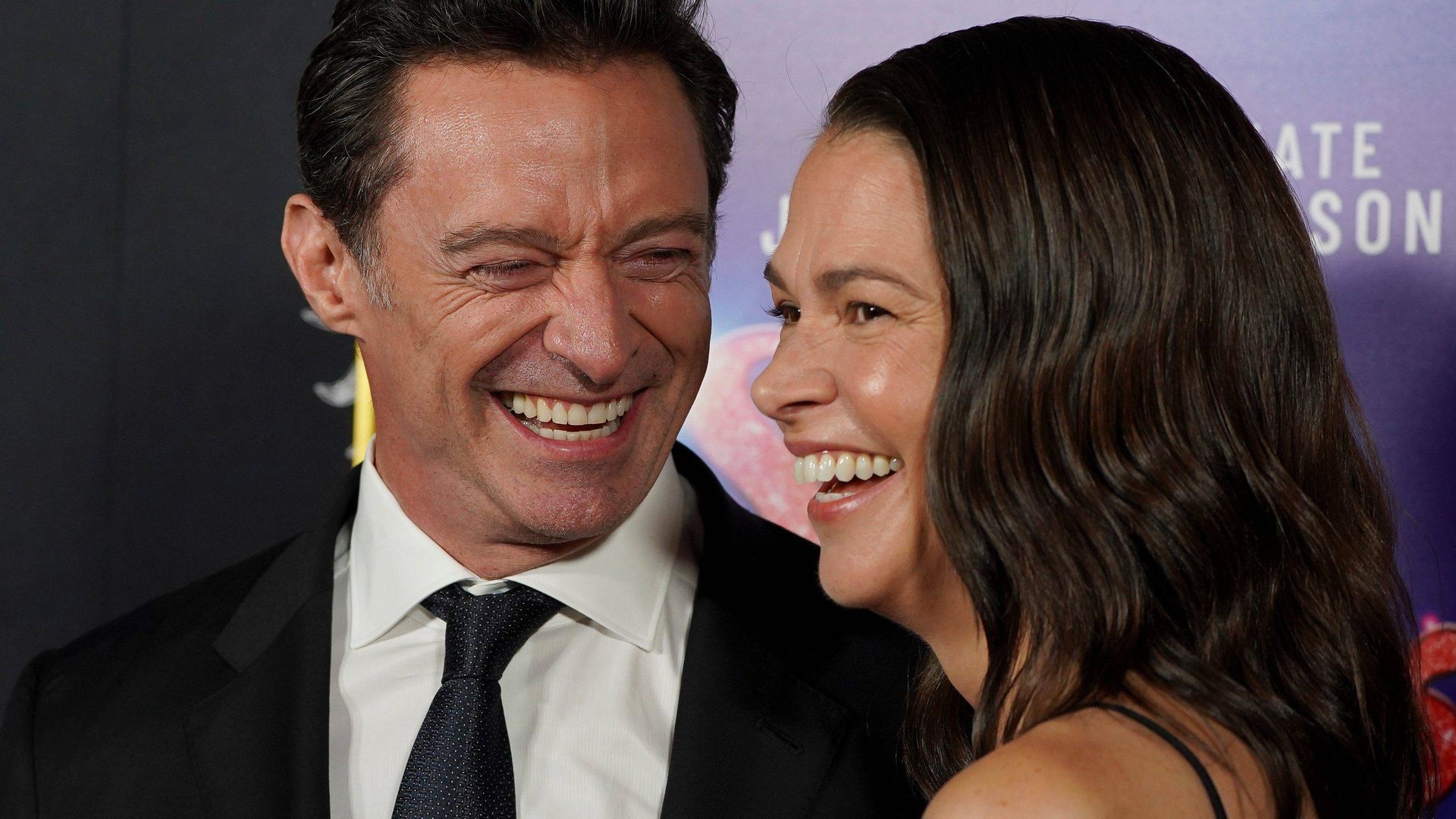 La pareja formada por los actores Hugh Jackman (i) y Sutton Foster (d), posan en un acto cultural en Los Ángeles, EE. UU.