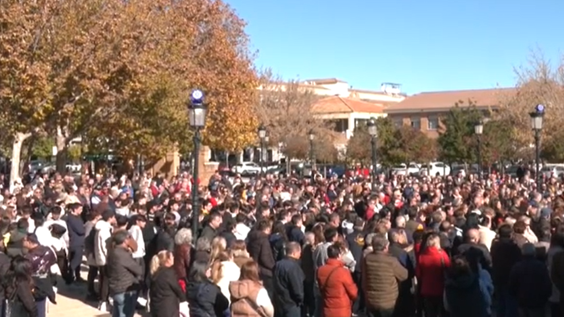 La plaza de Campillos (Málaga) abarrotada de gente durante el minuto de silencio por la víctima. La plaza de Campillos (Málaga) abarrotada de gente durante el minuto de silencio por la víctima.