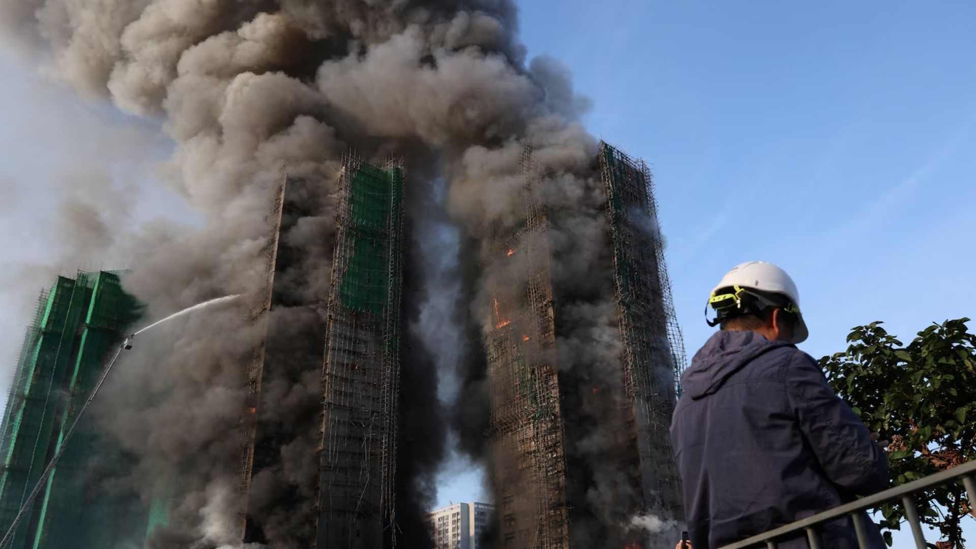 Las llamas se han extendido y afectan a otros edificios colindantes en Hong Kong.