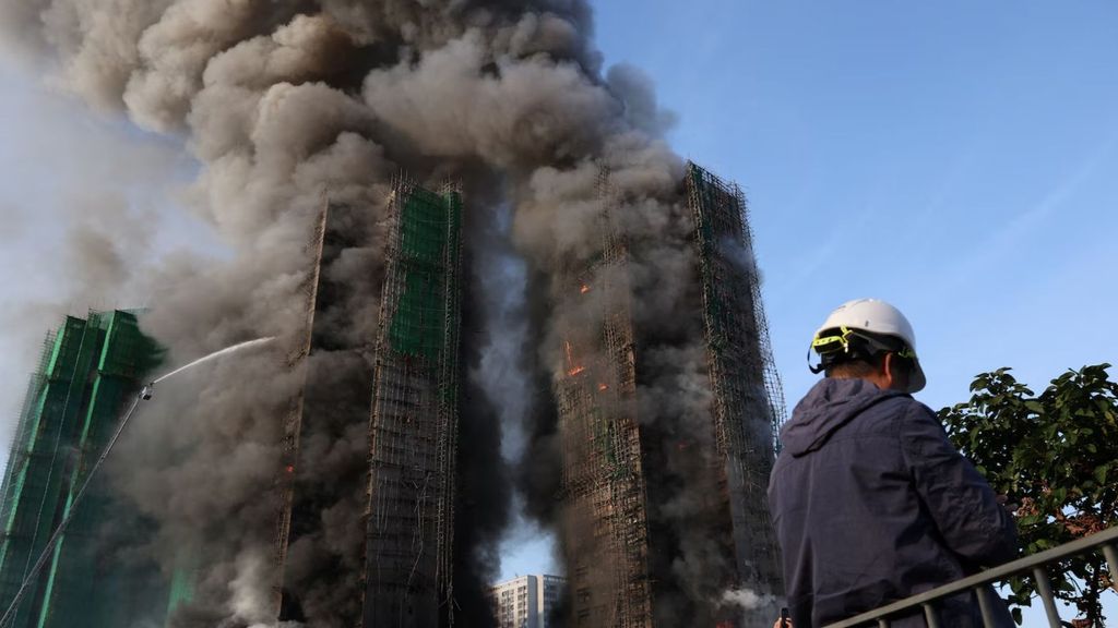 Masivo despliegue para frenar las llamas en el incendio en un edificio de Hong Kong con casi 300 desaparecidos
