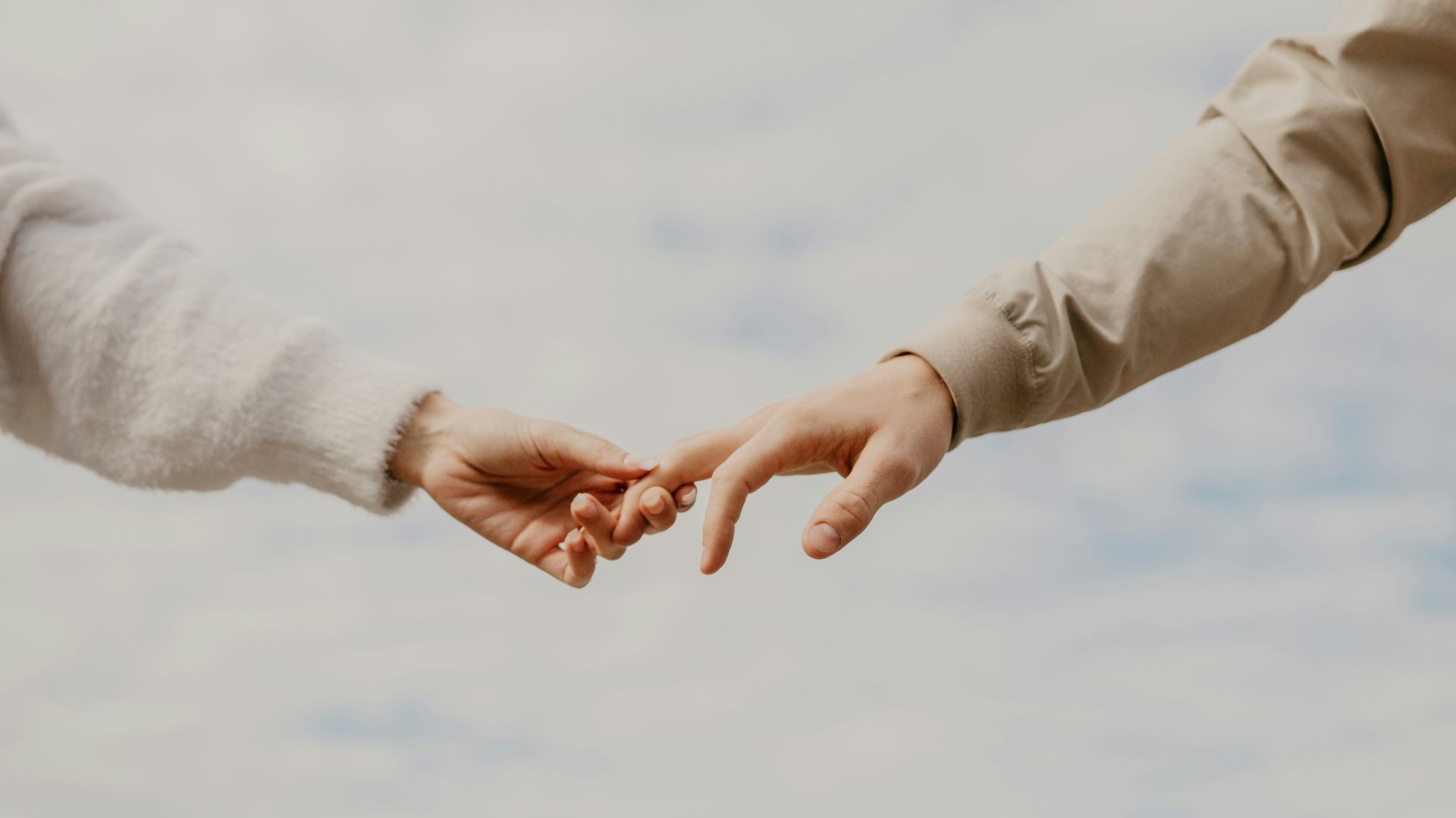 manos entrelazadas unsplash