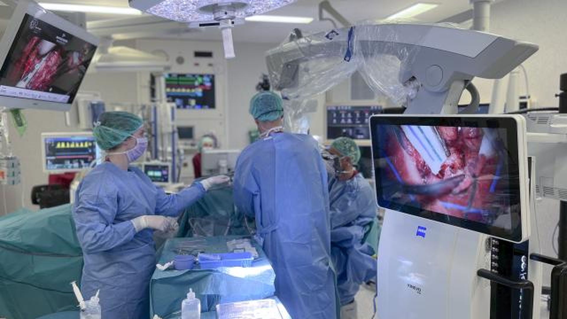 Operar con la persona despierta: el Hospital de Bellvitge forma a especialistas en cirugías cerebrales