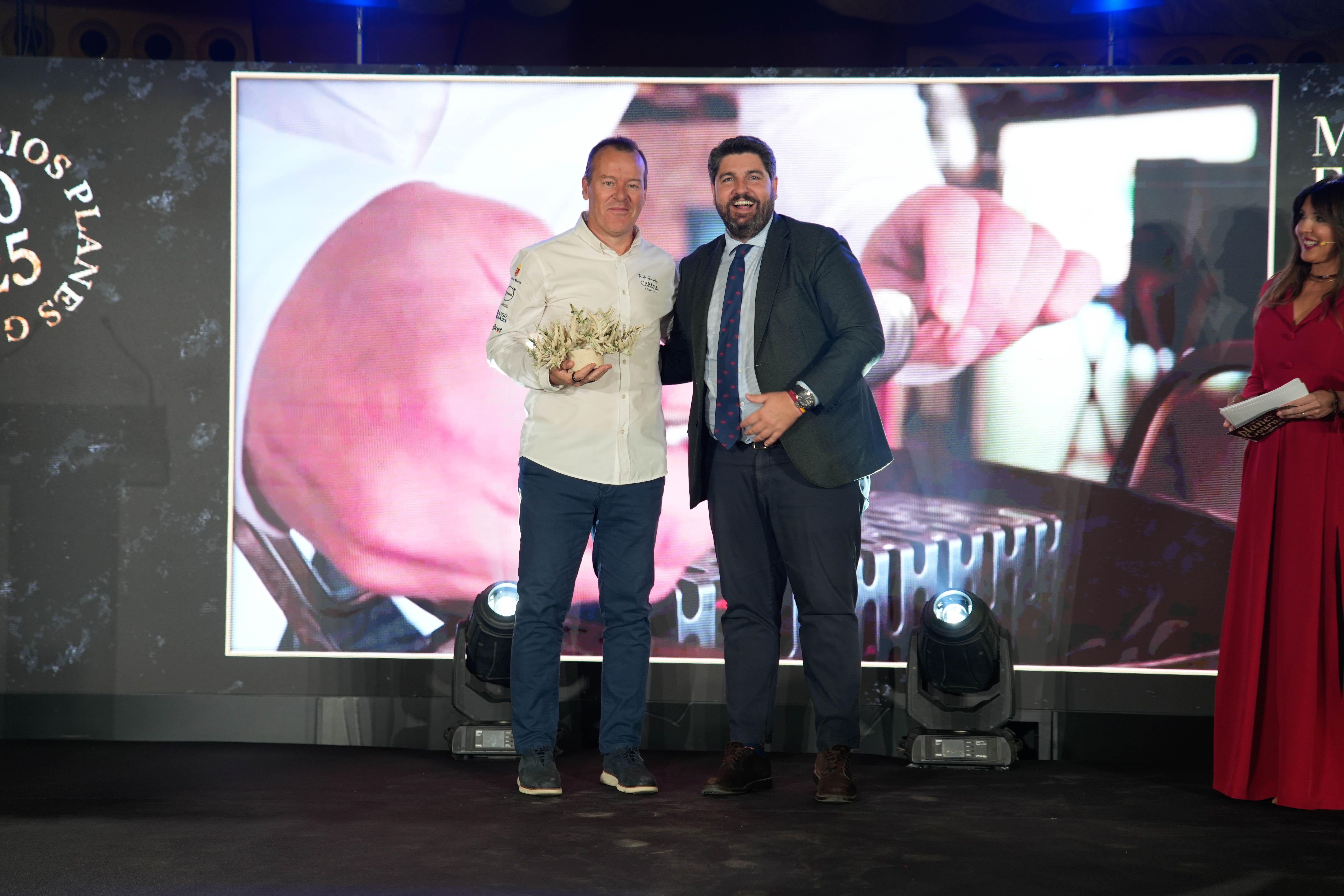 Pablo González Conejero chef LA CABAÑA BUENAVISTA y Fernando López Miras