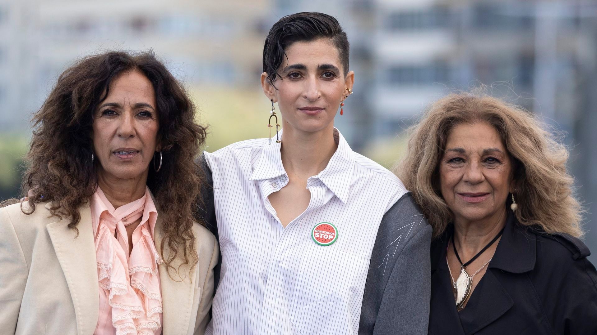 Rosario, Alba y Lolita Flores