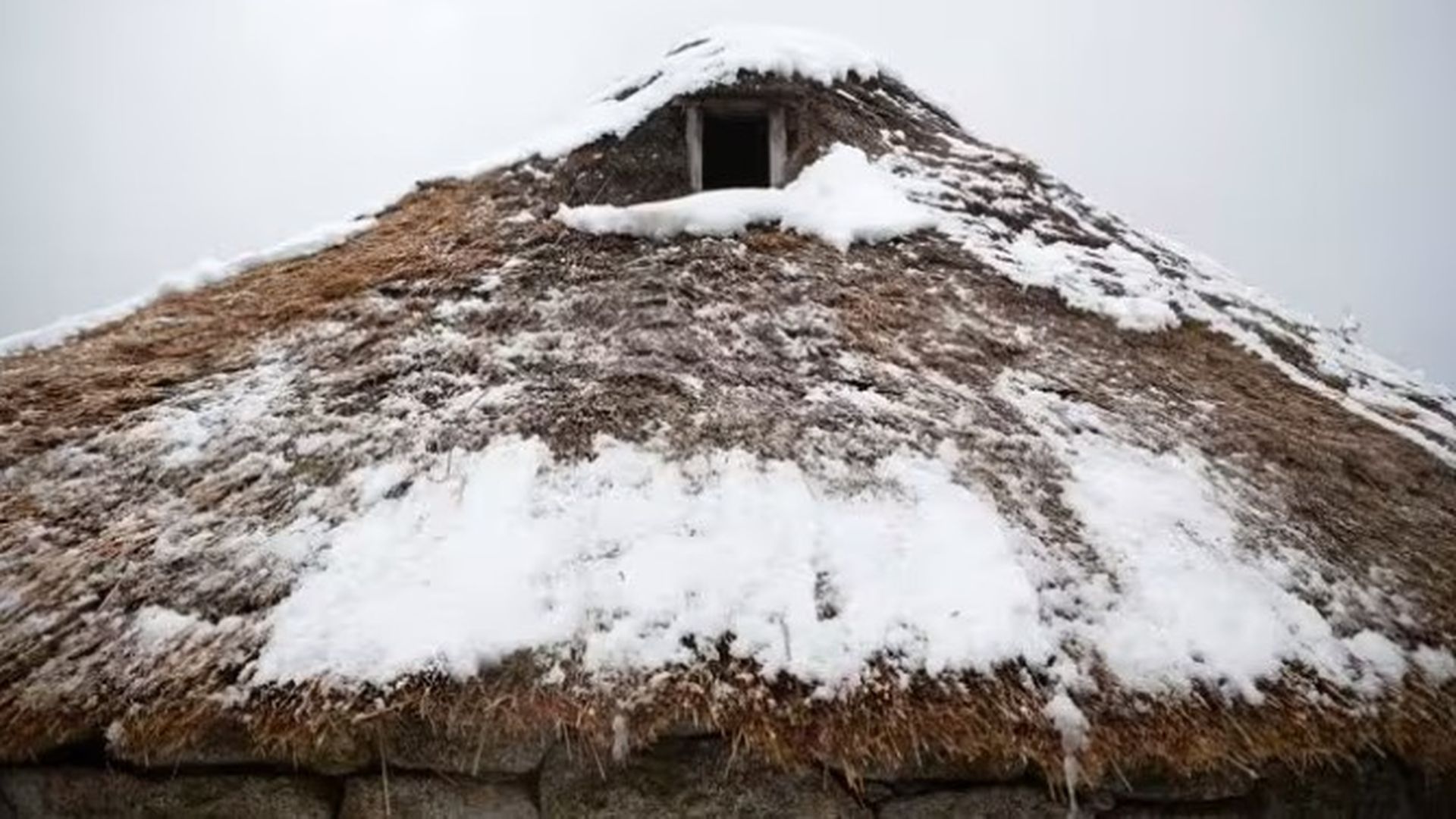 Una palloza nevada en Piornedo, Lugo, tras el paso de una borrasca