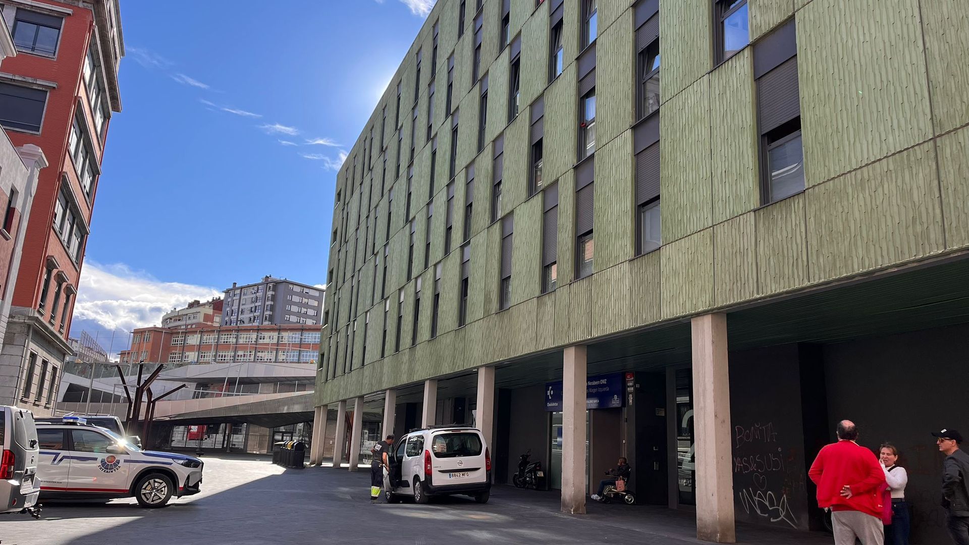 Una patrulla vigilaba, al día siguiente, el piso sellado tras quedar inhabilitado por el fuego