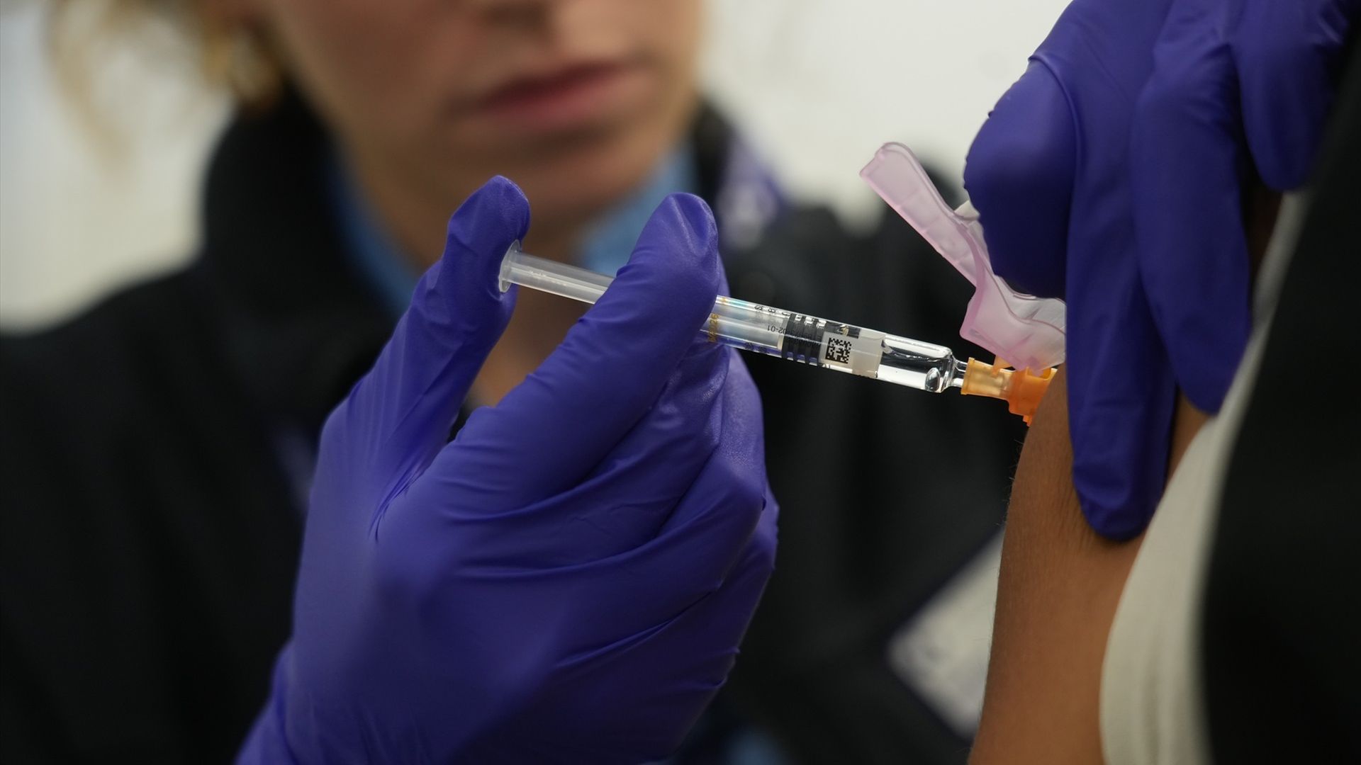 Una persona se vacuna, en un centro de refuerzo de vacunación frente a la gripe, a 24 de octubre de 2025, en Bilbao, Vizcaya, (País Vasco)