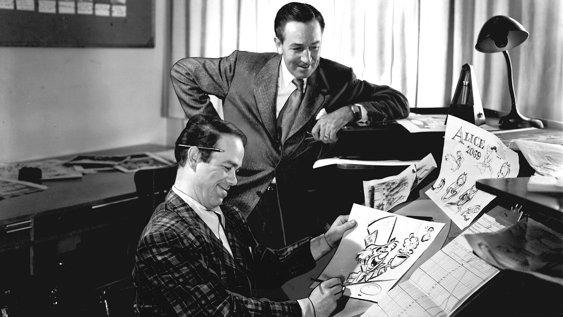 Walt Disney y Ward Kimball creando 'Alicia en el País de las Maravillas' en 1949