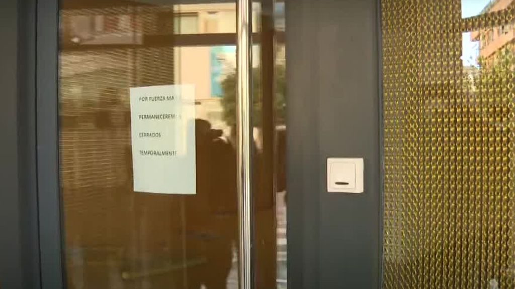 La Policía toma declaración en su casa de Alzira a los padres de la niña muerta tras un tratamiento dental