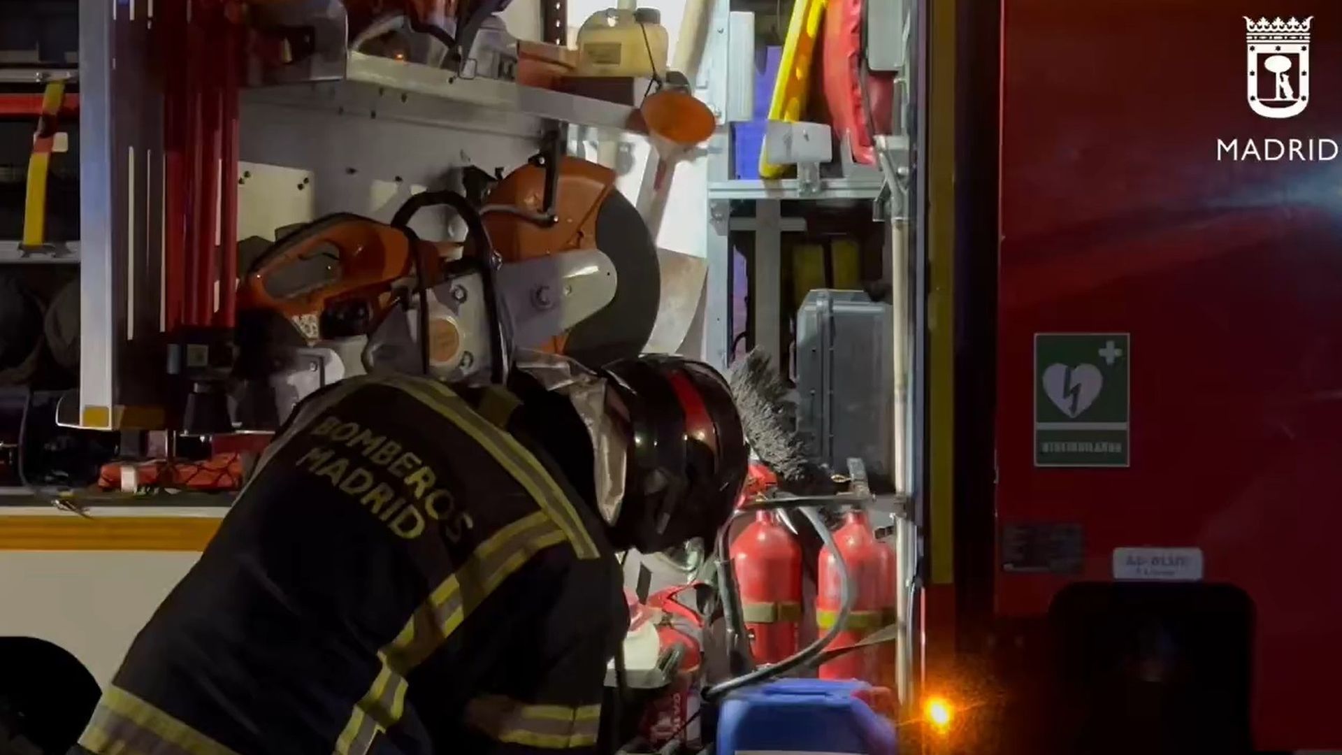 Bomberos de Madrid extinguen el incendio en una vivienda del distrito de Villaverde