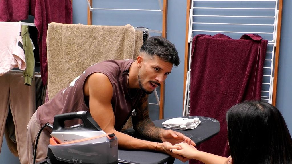 Cristian y Desi aprovechan su momento a solas para hacer manitas