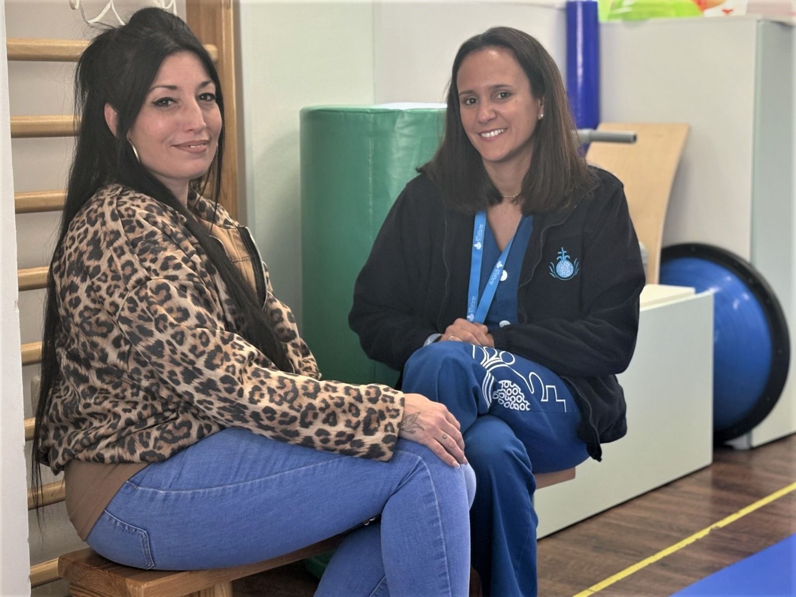 Cristina junto a Leticia, terapeuta y coordinadora del centro de atención temprana de San Juan grande