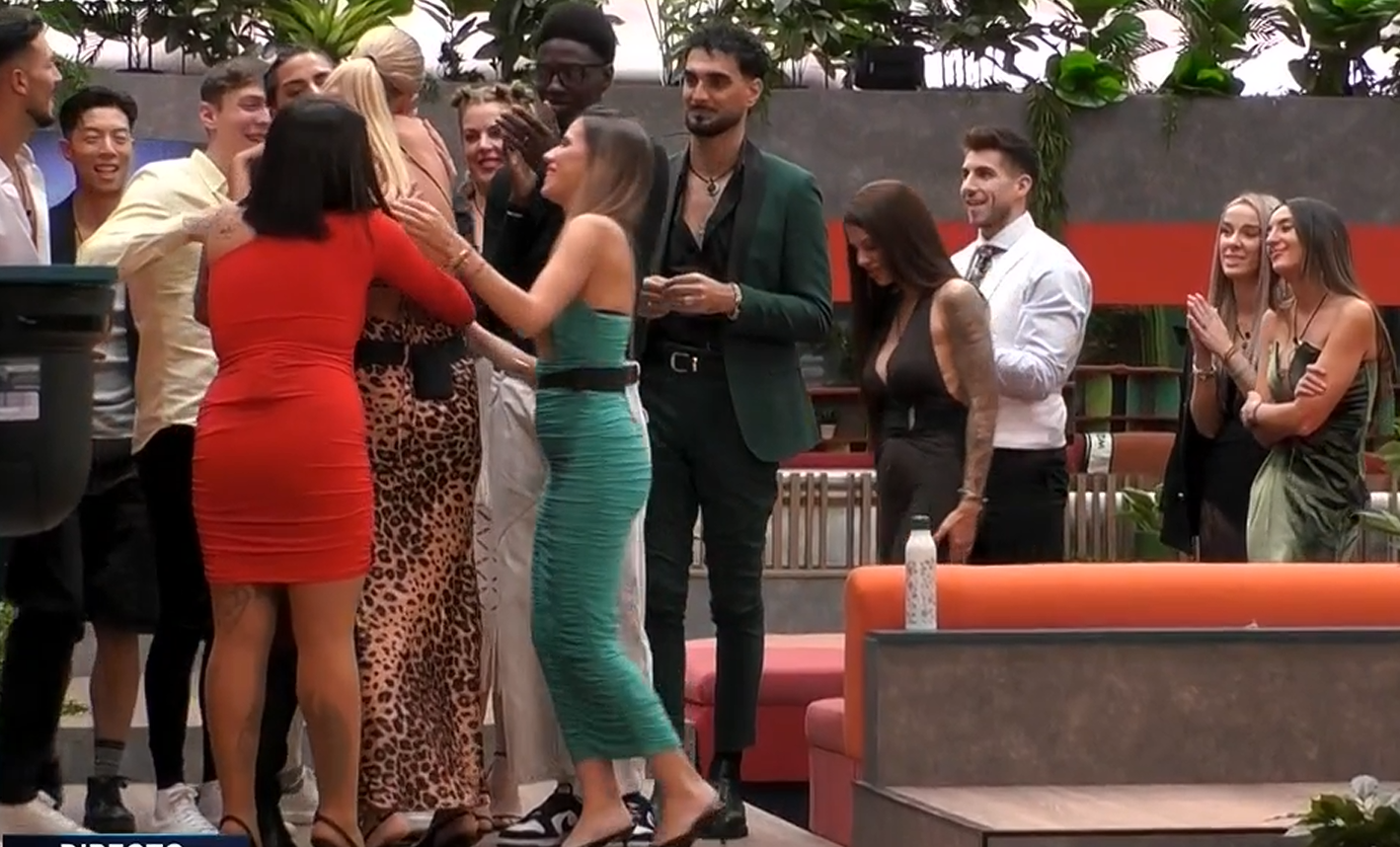 El personal recibe a Edurne con aplausos