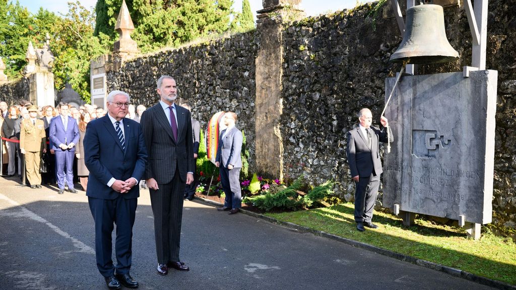 El presidente de Alemania, Frank-Walter Steinmeier, acompañado por Felipe VI, pide perdón por el bombardeo nazi de Gernika hace 88 años