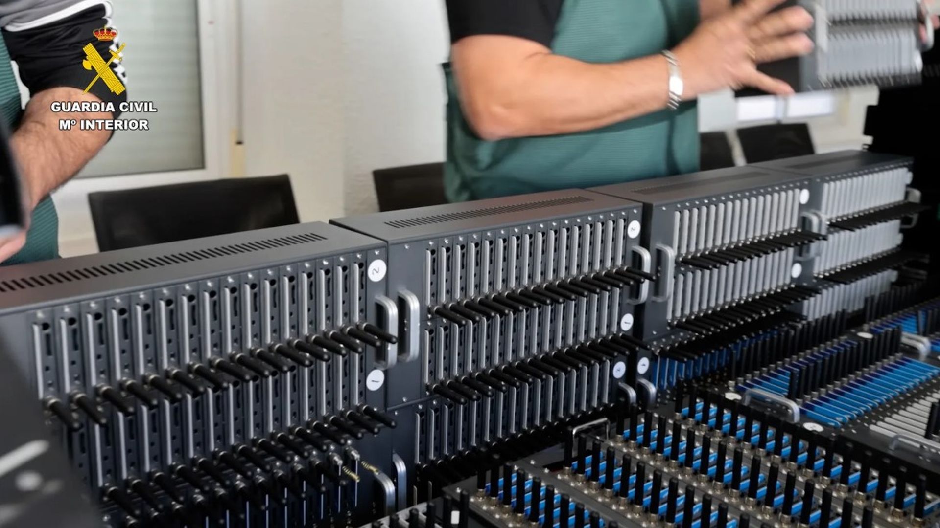 Equipos tecnológicos intervenidos en la operación. EFE/Guardia Civil