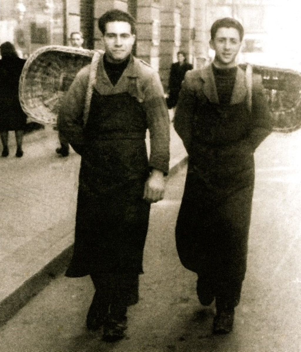 Evaristo García y su primo repartiendo pescado