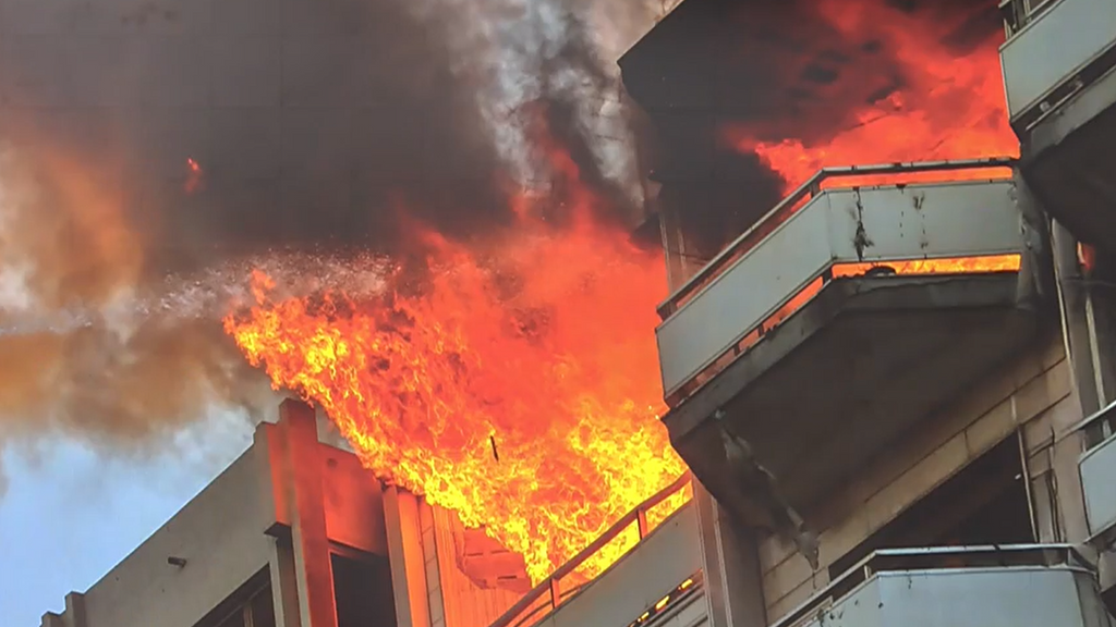 Incendios en España dejan víctimas mortales y heridos graves: dos detenidos en A Coruña y alerta en Barcelona