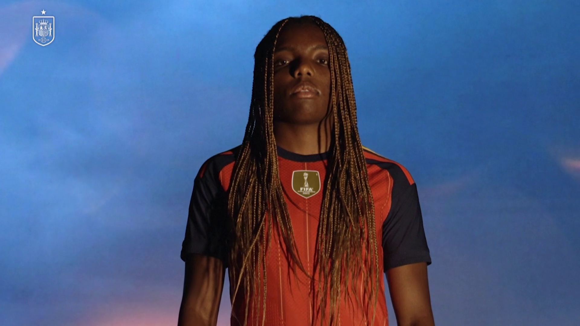 La historia de Edna Imade, de llegar en una patera siendo bebé a debutar en la selección española de fútbol femenino: "Se lo debo todo a mi madre"