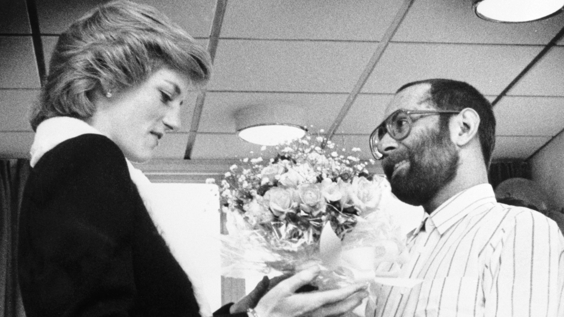 La princesa de Gales y Martin Johnson, paciente de sida, que le regaló un ramo de flores durante su visita al Hospicio para el Sida del Hospital Mildmay Mission en el este de Londres.