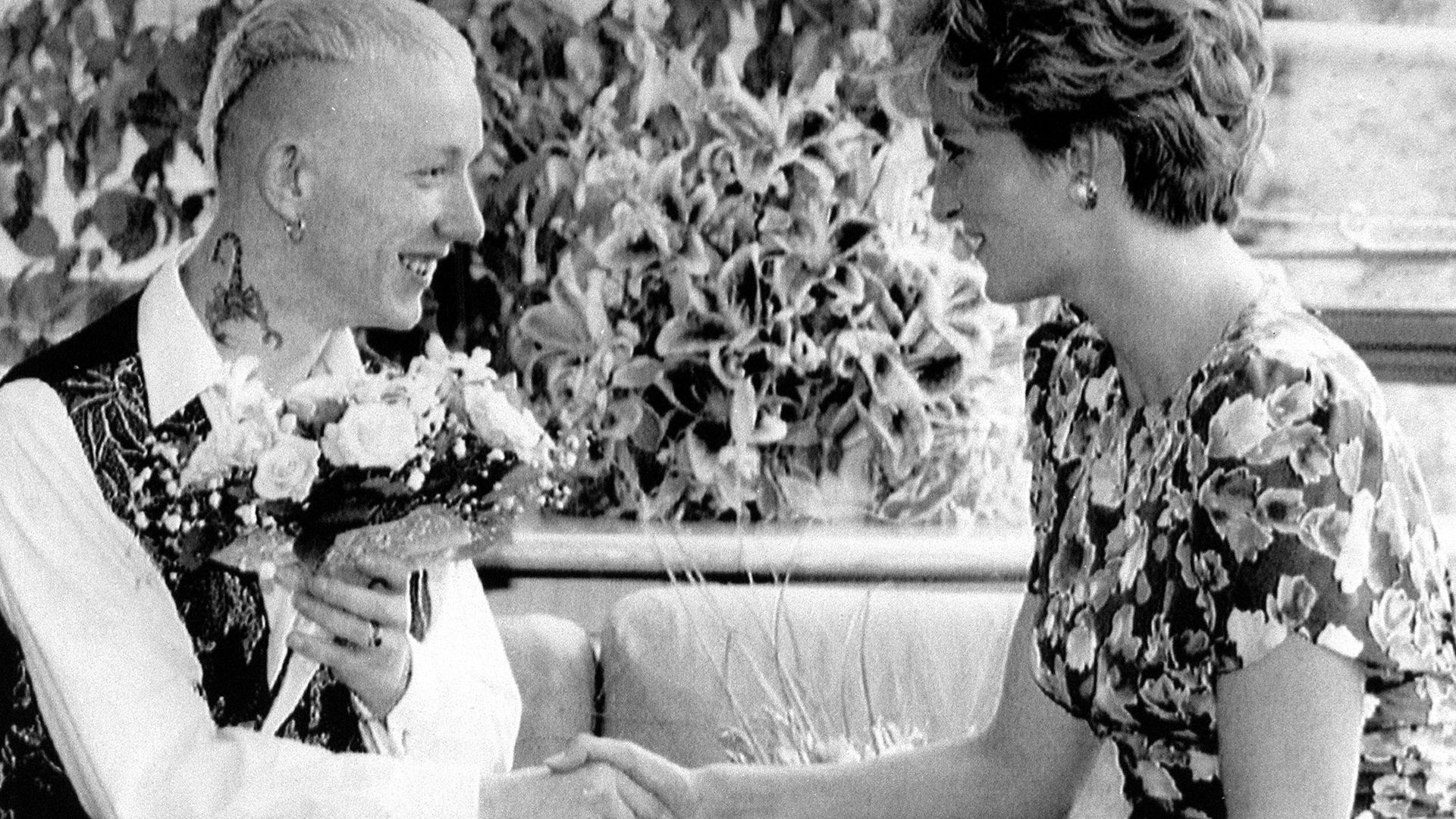 Lady Di estrechando la mano de William Drake, paciente del Centro de SIDA Lighthouse de Londres