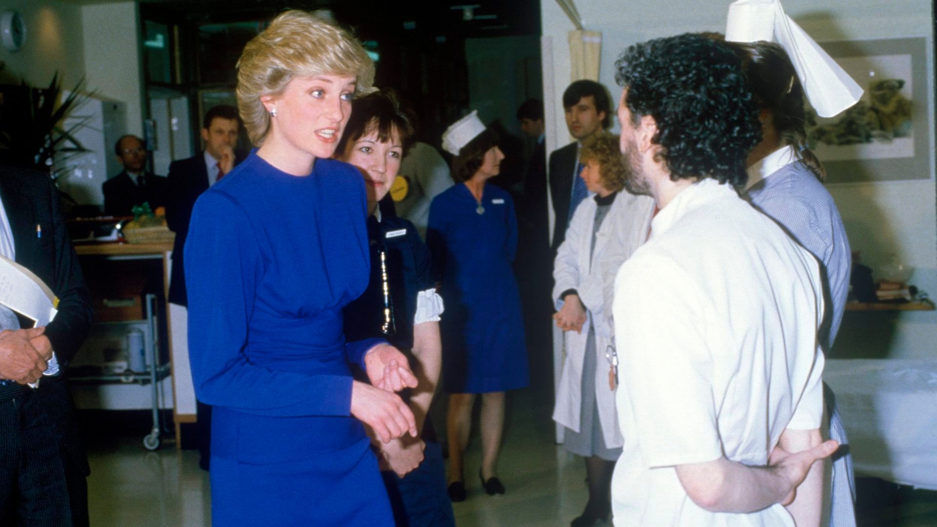 Lady Di inaugurando la Sala Broderip en el Hospital Middlesex de Londres, la primera sala construida específicamente para pacientes con SIDA y enfermedades relacionadas con el VIH