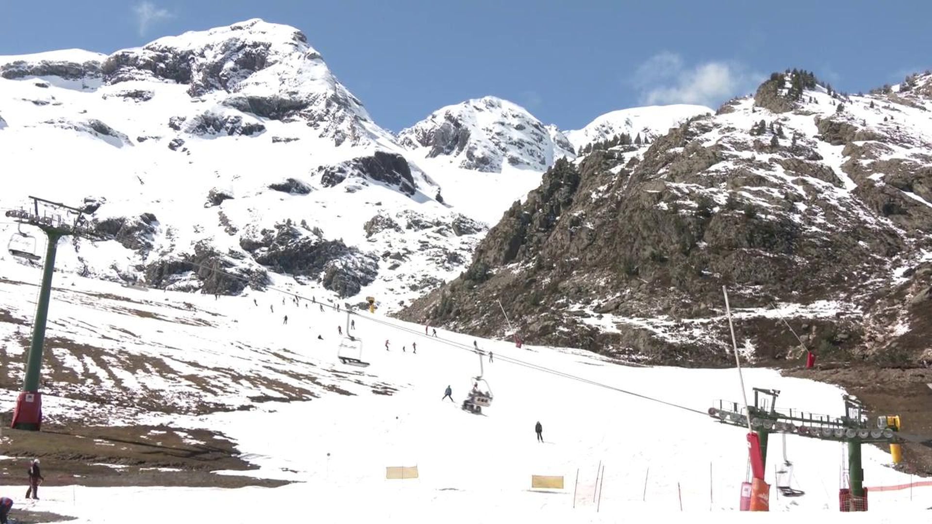 Las nevadas y las bajas temperaturas adelantan la temporada de esquí: ocupación hotelera del 75% este fin de semana en Formigal