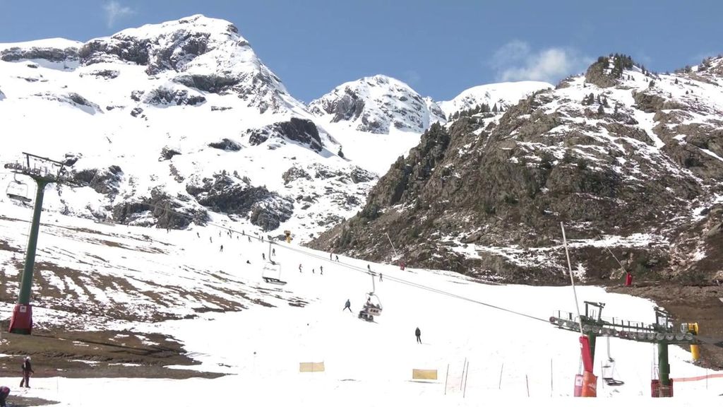 Las nevadas y las bajas temperaturas adelantan la temporada de esquí: ocupación hotelera del 75% este fin de semana en Formigal