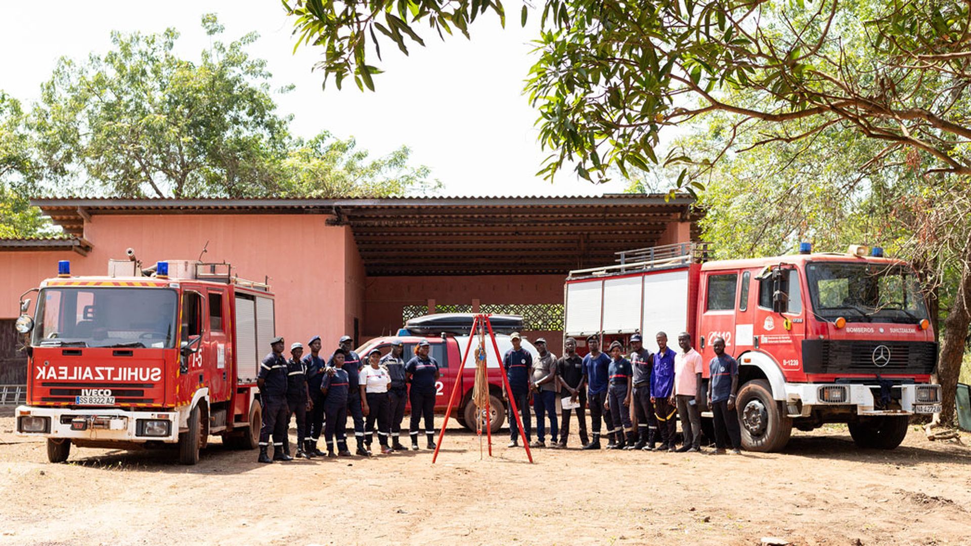 Los bomberos de Ekinbide y de la navarra Ayuda Contenedores partieron el pasado 10 de noviembre de Larumbe