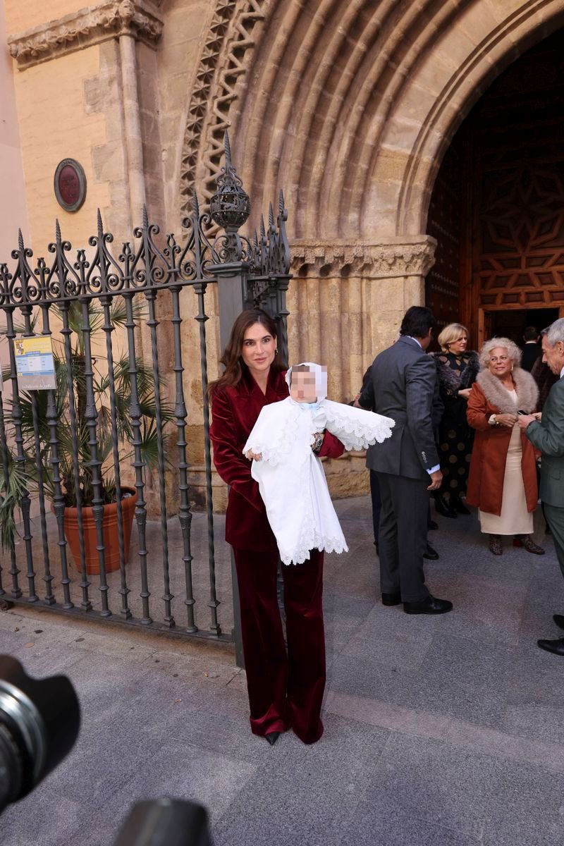 Lourdes Montes y Nicolás a las puertas de la iglesia de Santa Ana