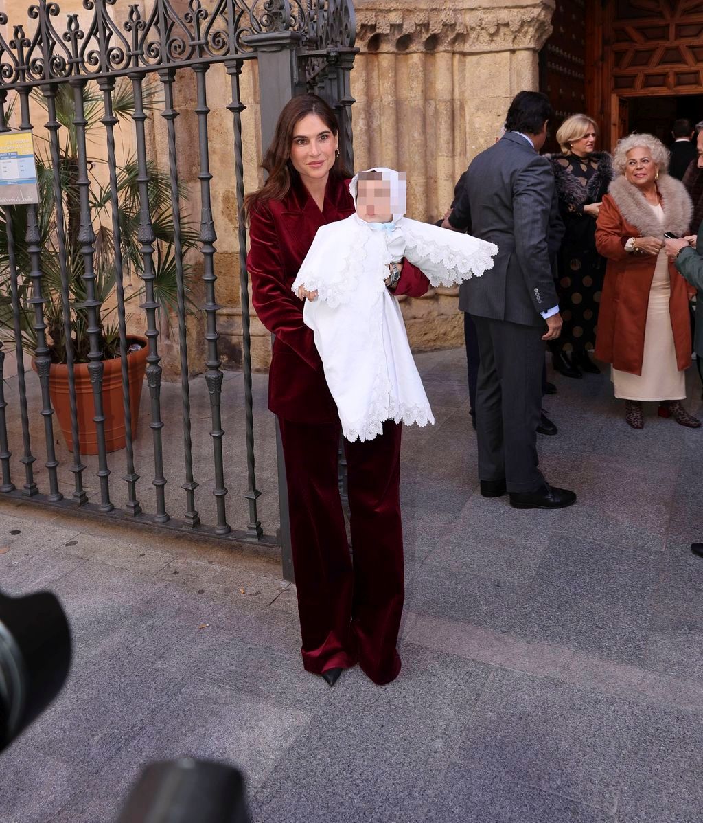 Lourdes Montes y Nicolás a las puertas de la iglesia de Santa Ana