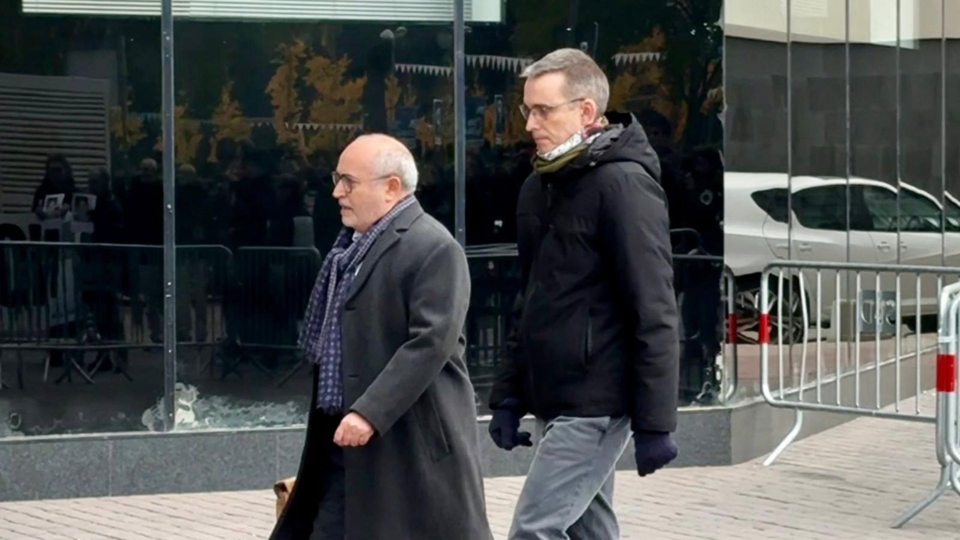 Santiago Laiglesia (derecha) acompañado por su abogado a su entrada a los Juzgado de Sabadell (Barcelona)