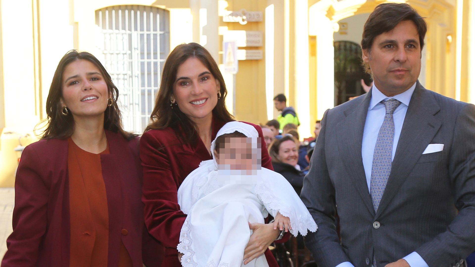 Tana Rivera, Lourdes Montes y Francisco Rivera junto al pequeño Nicolás a su llegada a la iglesia de Santa Ana