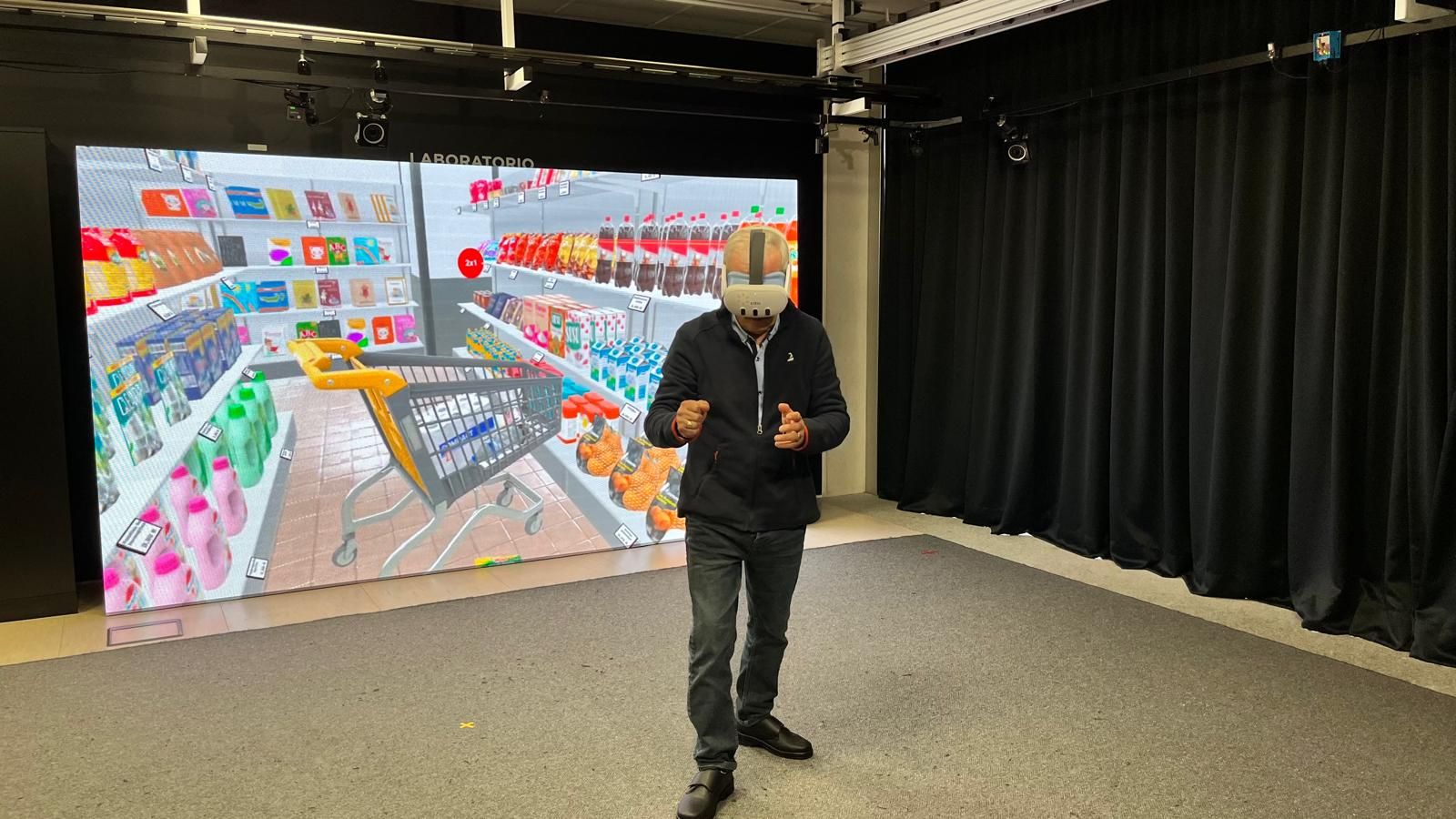 Un hombre realizando la compra virtual en este "supermercado 4.0"