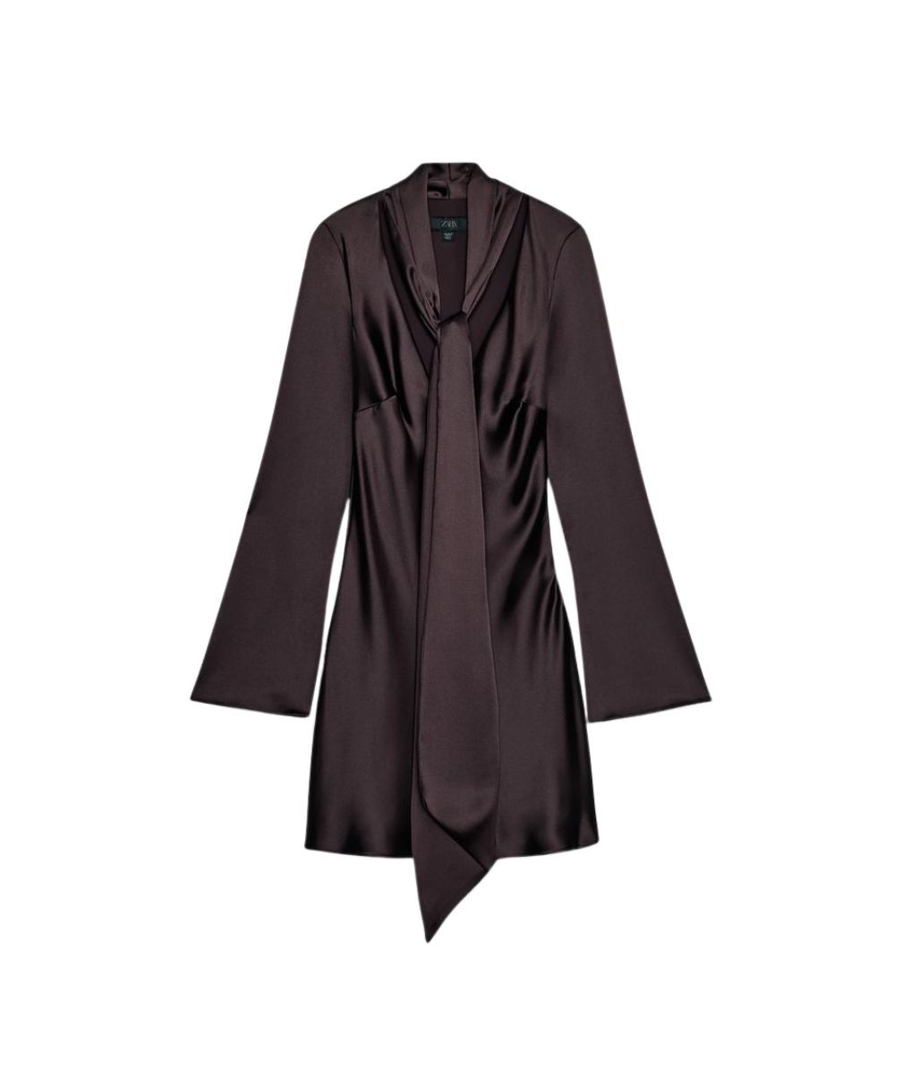 Vestido satinado con escote y lentejuelas, de Mango