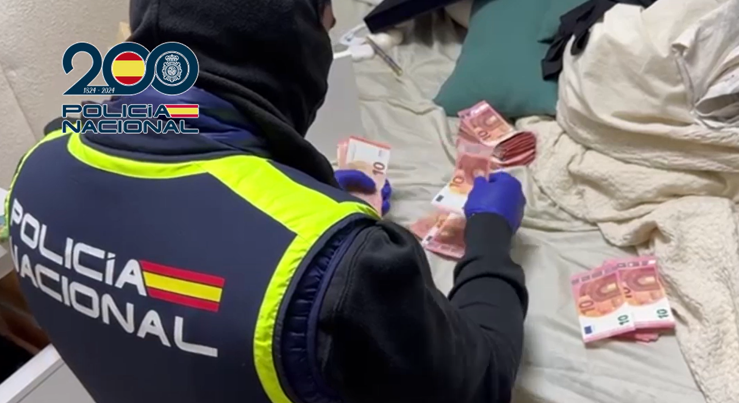 Agente contando dinero en una intervención policial