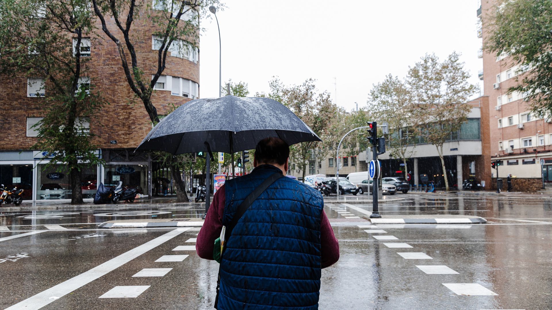 Archivo - El avance de un frente frío provocará lluvias, nieve y un notable descenso térmico en la Península este domingo