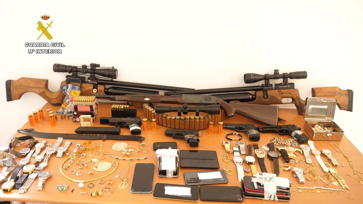 Armas y pertenencias sustraídas que tenía la banda desarticulada