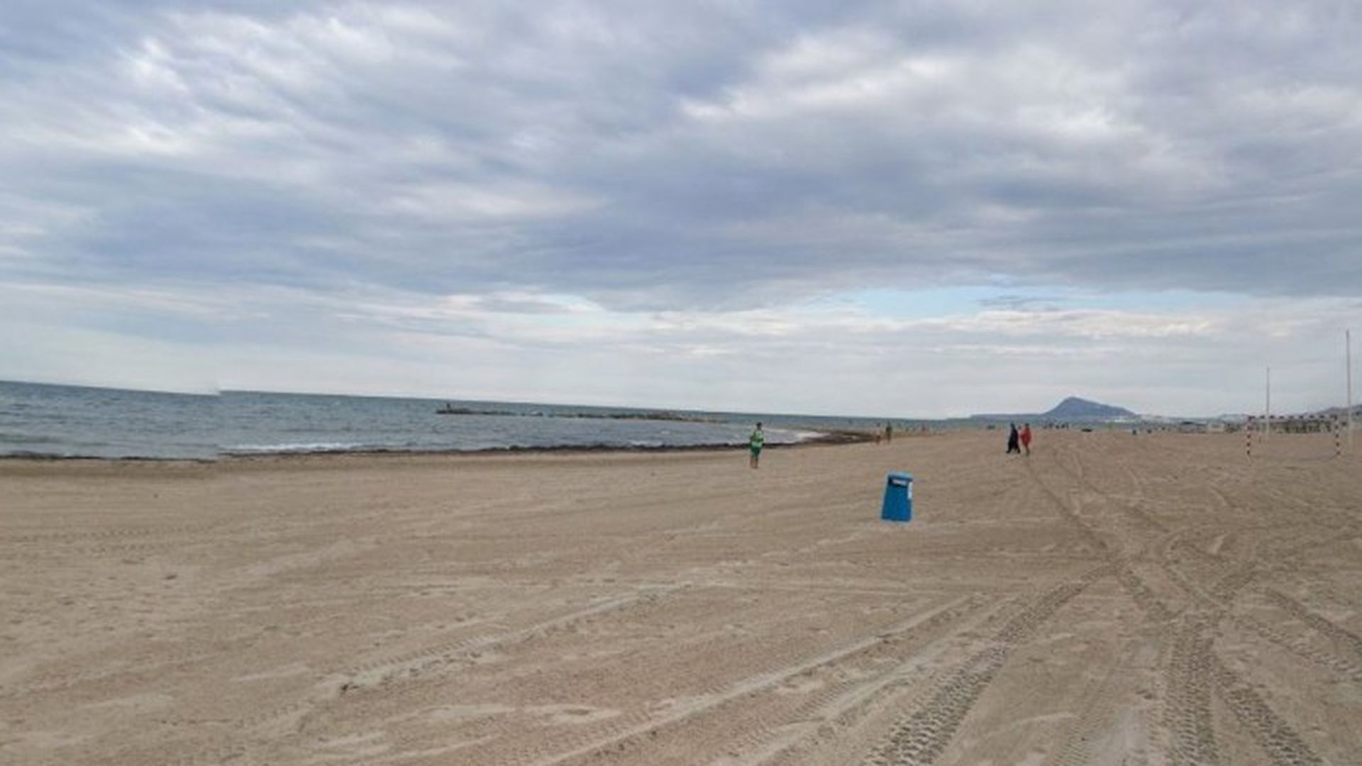 Buscan a un niño de 10 años desaparecido junto a una playa de Oliva, en Valencia