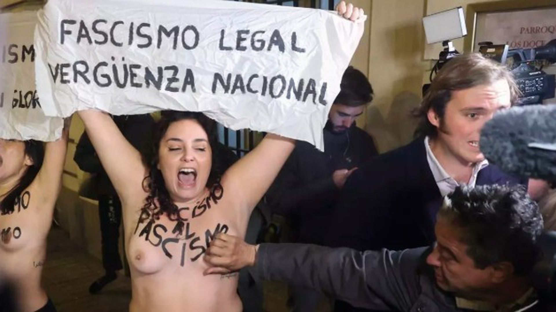 Detienen al hombre acusado de agredir sexualmente a dos activistas de Femen en un acto por Franco