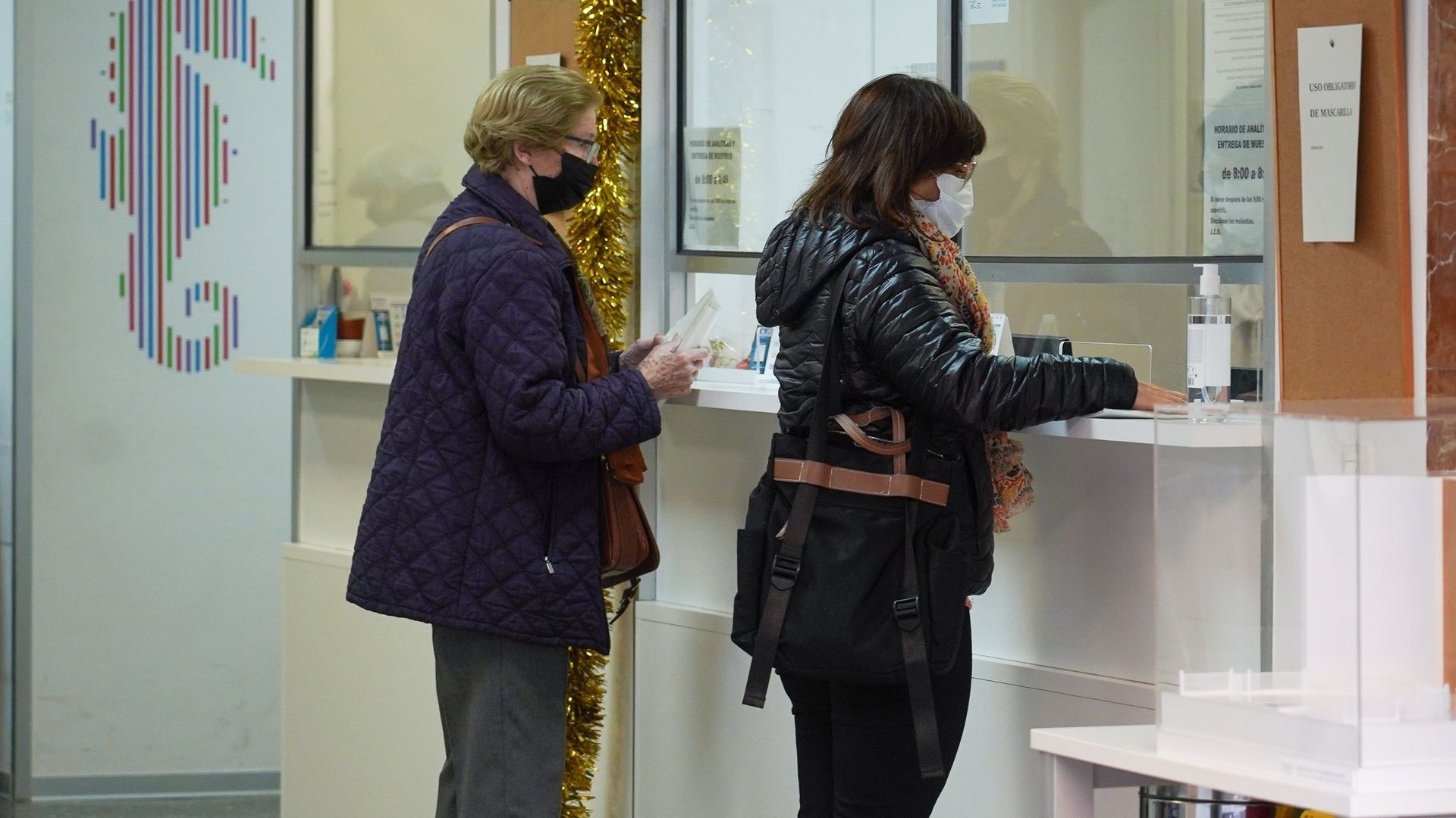 Dos mujeres con mascarilla en un centro de salud