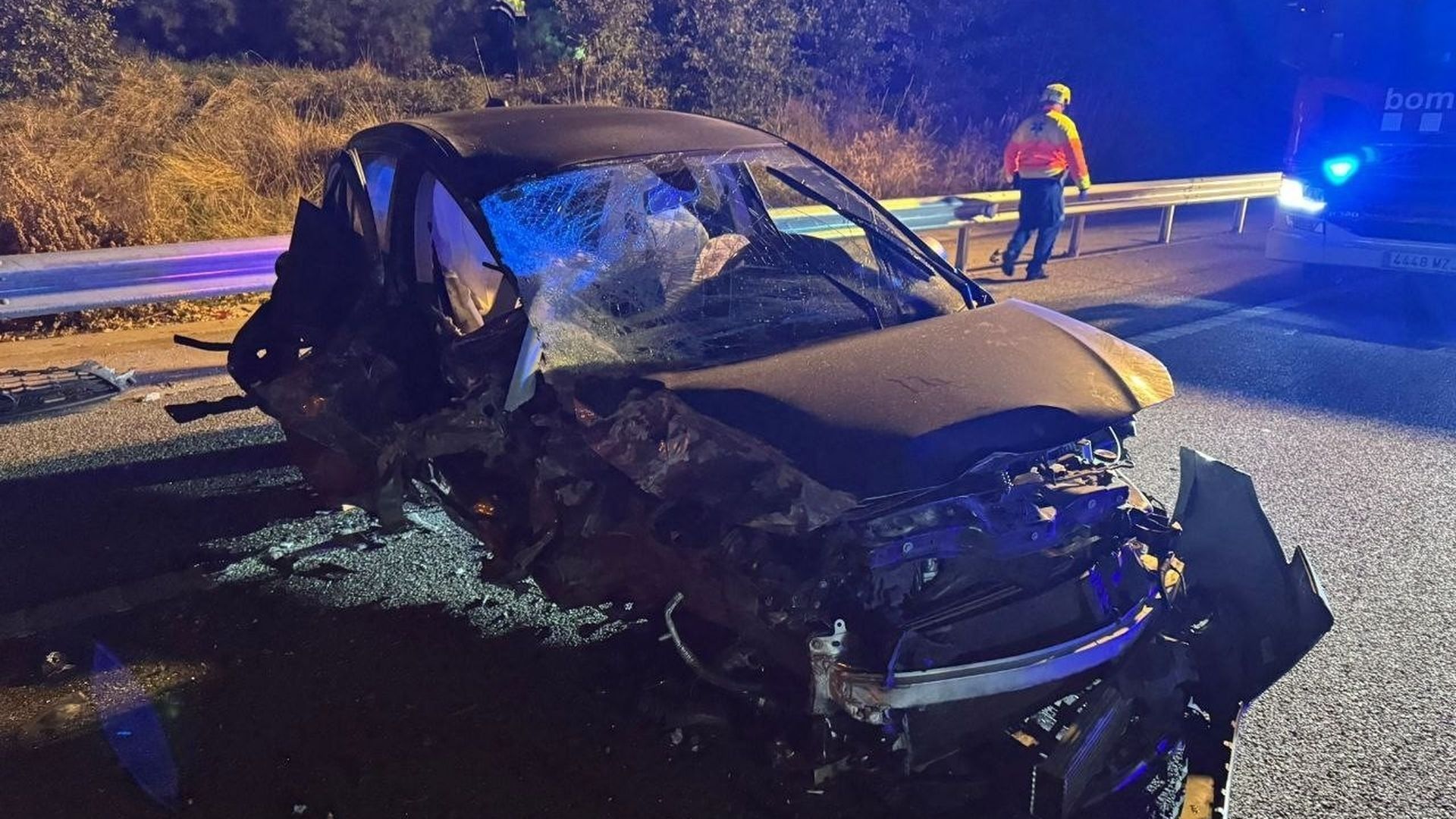 El coche accidentado con un autobús en Aiguaviva, Girona