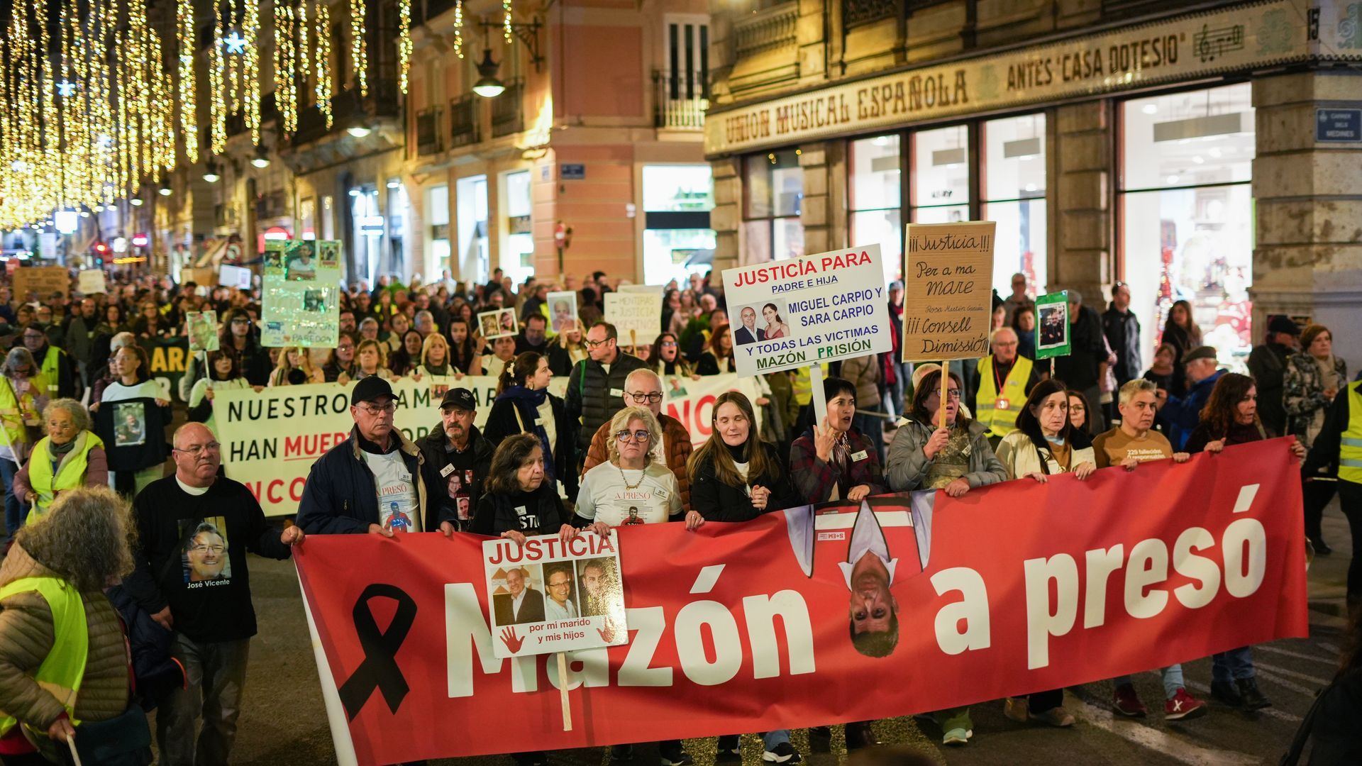 Manifestantes exibiendo pancartas y carteles pidiendo justicia