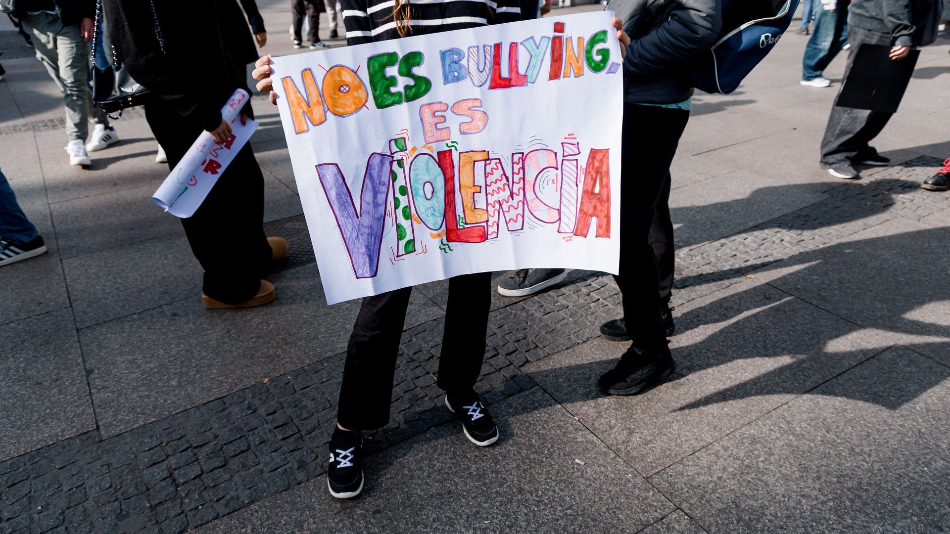 Varios estudiantes con pancartas contra el bullying durante una manifestación en una imagen de archivo