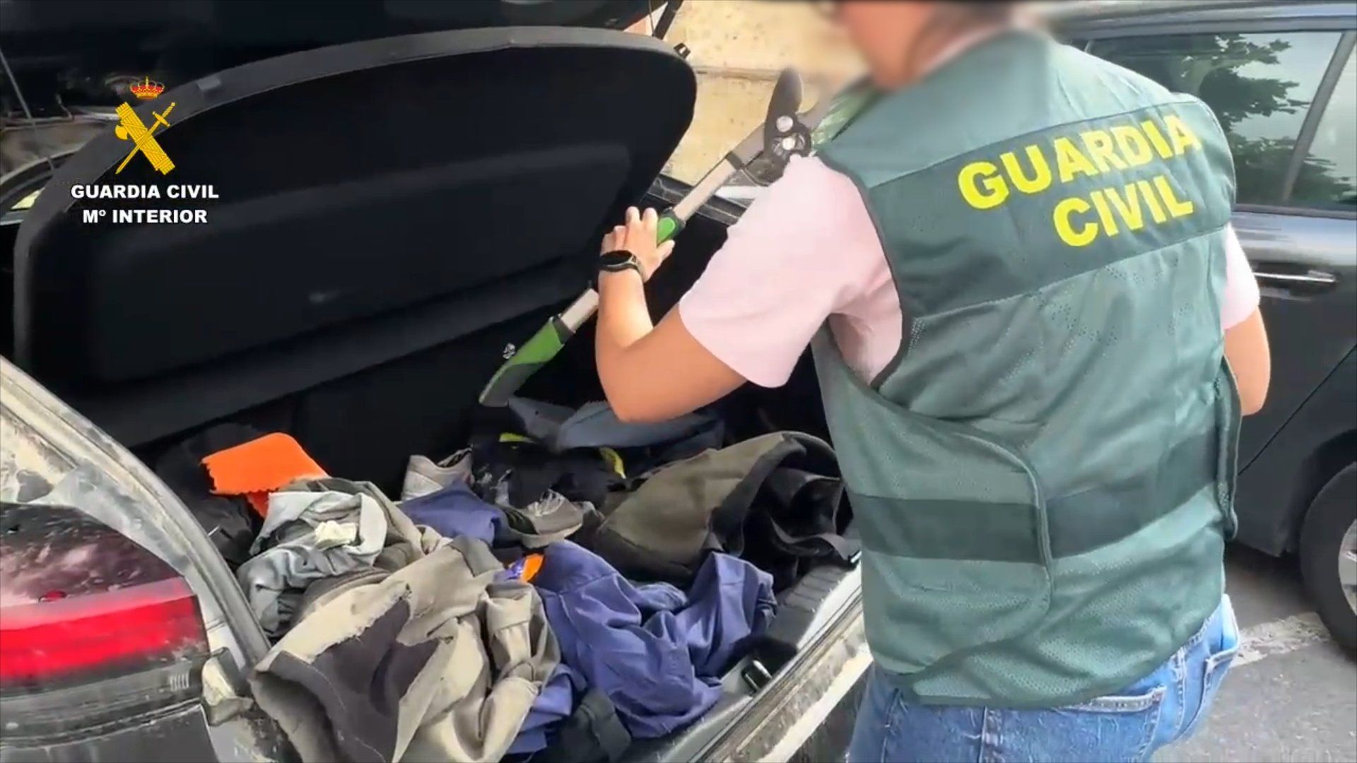 Agente revisando un maletero de unos ladrones