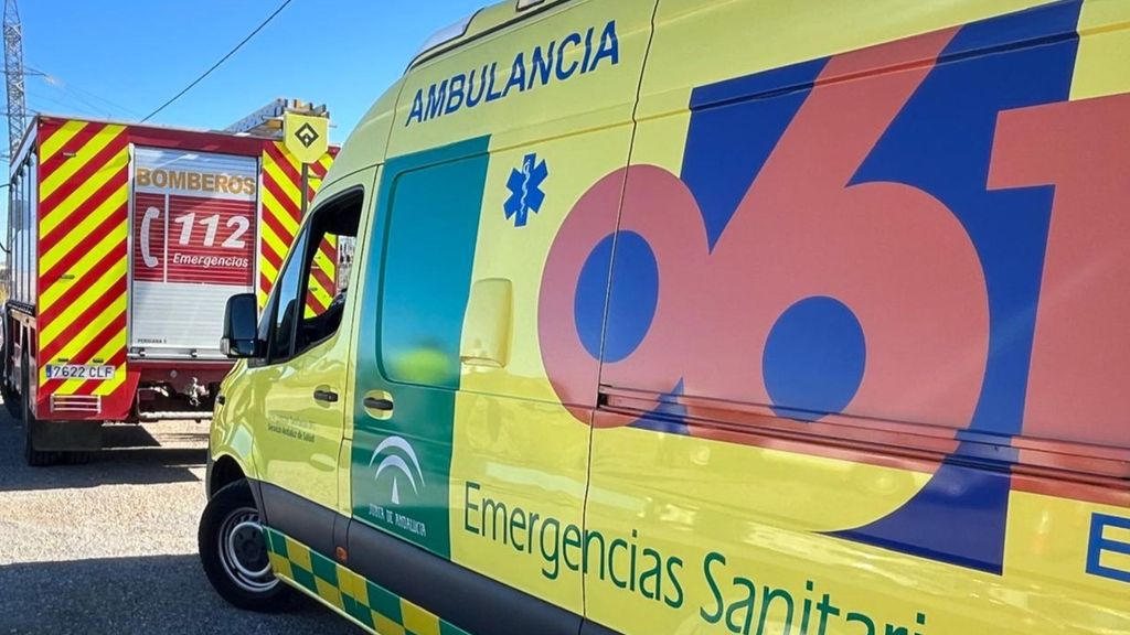 Dos jóvenes de 21 y 17 años mueren tras estrellarse su coche en una rotonda en Huétor Santillán, Granada