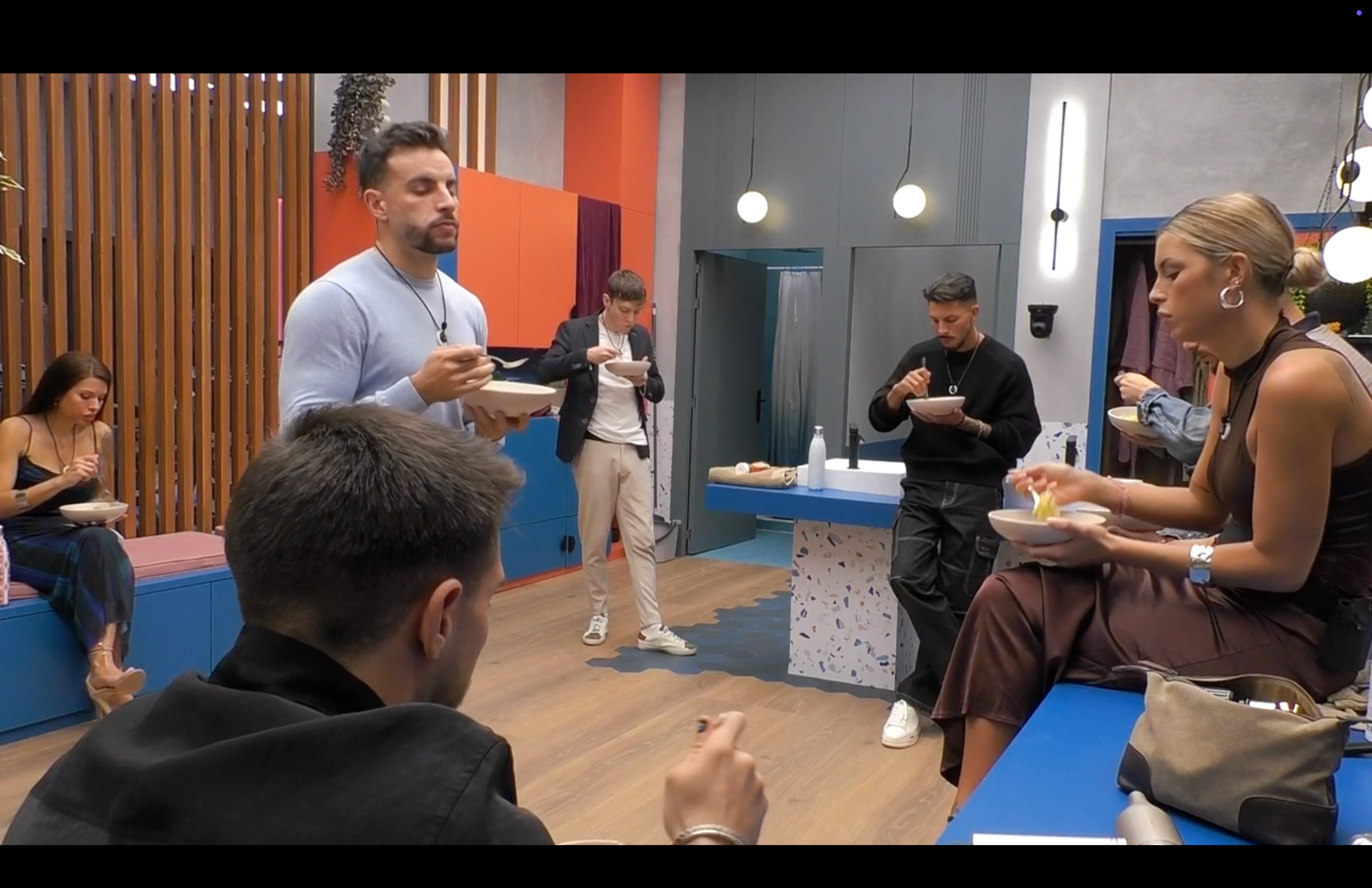 CENANDO EN EL BAÑO DE GH